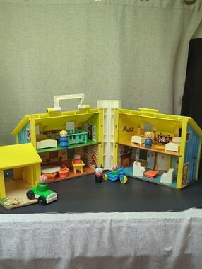#14 1969 Fisher Price Little People 952 Tudor Yellow House complete 💯